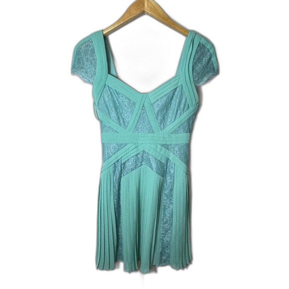 BCBGMaxAzria Women's Aris Mint Green Pleated Lace Trim SS Mini Dress Size 6 - Picture 3 of 15